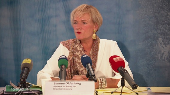 Mecklenburg-Vorpommerns Bildungsministerin Simone Oldenburg bei einer Pressekonferenz. © Screenshot 