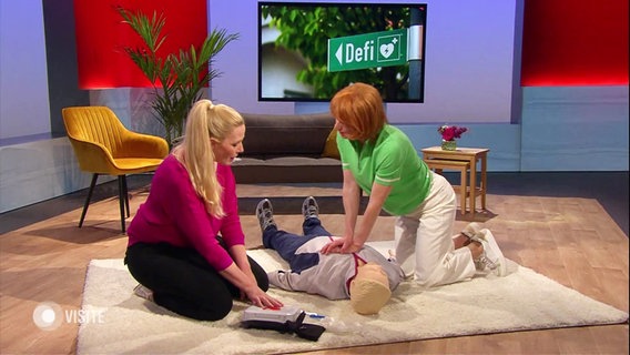 Reanimationsübung mit Defibrillator im Visite-Studio. © Screenshot 