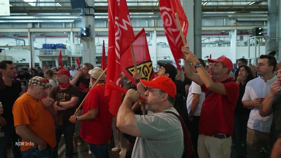 Gewerkschaftsmitglieder bei einer Protestaktion © Screenshot 