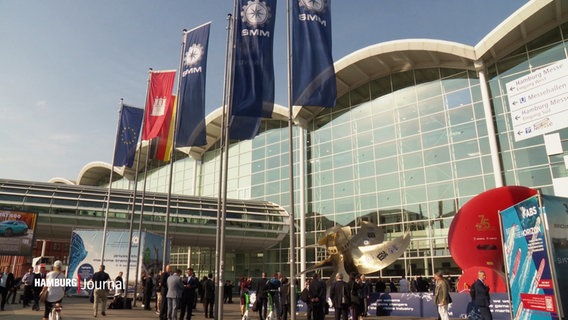 Besucher vor den Messehallen in Hamburg. © Screenshot 