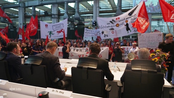 VW- Mitarbeiter protestieren vor dem Vorstand während der Betriebsversammlung. © Screenshot 