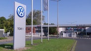 Der Eingangsbereich des VW-Werks in Salzgitter. © Screenshot 