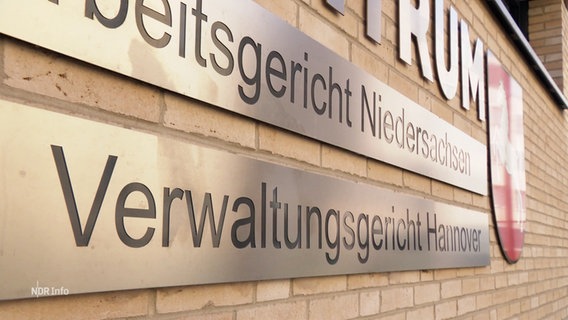 An einer Häuserwand ist u.a. eine Plakete mit der Aufschrift "Verwaltungsgericht Hannover" angebracht. © Screenshot 