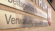 An einer Häuserwand ist u.a. eine Plakete mit der Aufschrift "Verwaltungsgericht Hannover" angebracht. © Screenshot 