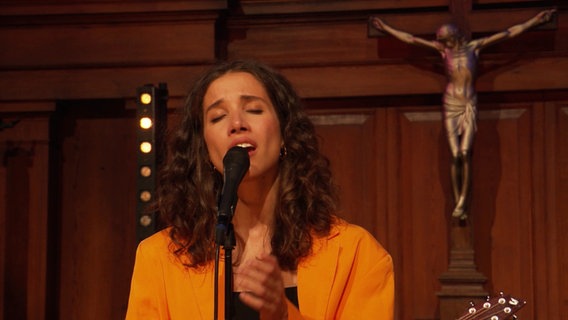 Alma Naidu & Band treten in einer Kirche auf. © Screenshot 