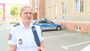 Eine Polizeibeamtin spricht in die Kamera. © Screenshot 