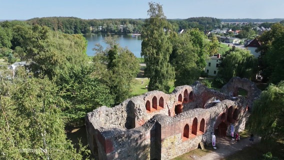 Eine Kirchenruine aus der Luft betrachtet. © Screenshot 