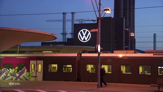 Das VW Logo prangt über einem Zug In Wolfsburg. © Screenshot 