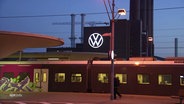 Das VW Logo prangt über einem Zug In Wolfsburg. © Screenshot 