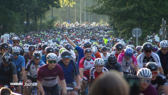 Sehr viele Fahrradfahrer:innen bei den Cyclassics in Hamburg. © Screenshot 