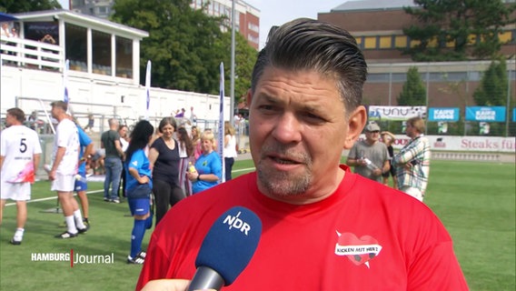 Tim Mälzer im Interview bei "Kicken mit Herz". © Screenshot 