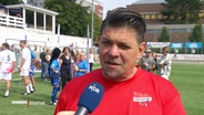 Tim Mälzer im Interview bei "Kicken mit Herz". © Screenshot 