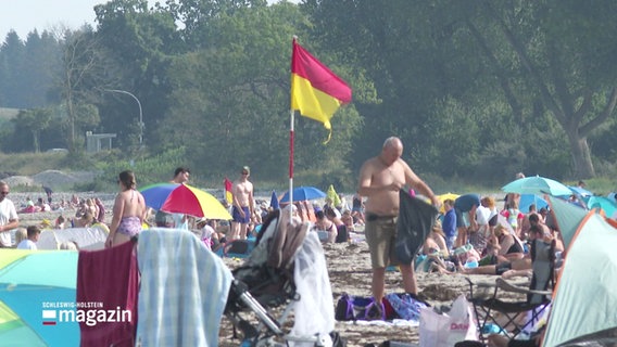 Menschen am Strand genießen den vielleicht letzten warmen Spätsommertag im Jahr 2024. © Screenshot 