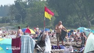 Menschen am Strand genießen den vielleicht letzten warmen Spätsommertag im Jahr 2024. © Screenshot 