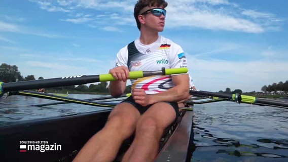 Schlagmann Torben Johannesen im Deutschland-Achter vorm Start beim Ruder-Marathon auf dem Nord-Ostsee-Kanal. © Screenshot 