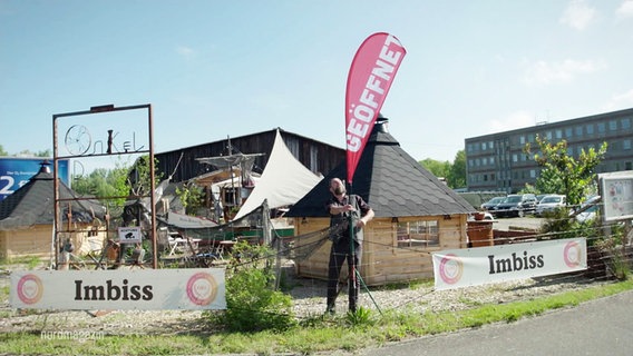 Onkel Ben's Imbiss mit einem großen "Geöffnet"-Schild. © Screenshot 