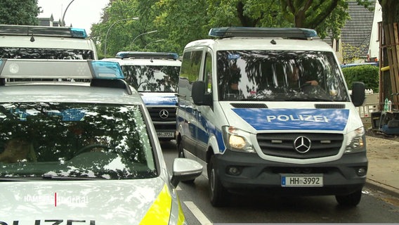 Mehrere Einsatzfahrzeuge der Polizei. © Screenshot 