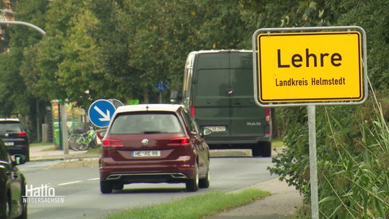 Neben VW-Chef Blume arbeiten noch viele weitere Bewohner des Ortes beim Autobauer aus Wolfsburg. Seit dieser Sparmaßnahmen angekündigt hat, herrscht in der Kleinstadt Unsicherheit. © Screenshot 