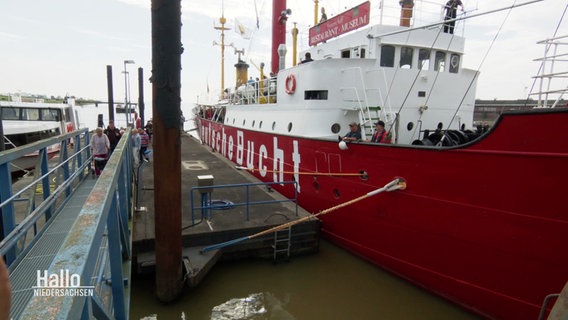 Das restaurierte Feuerschiff "Deutsche Bucht" liegt an einer Mole. © Screenshot 