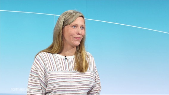 Lucie Kluth aus der Redaktion Politik & Recherche im Nordmagazin-Studio-Interview. © Screenshot 