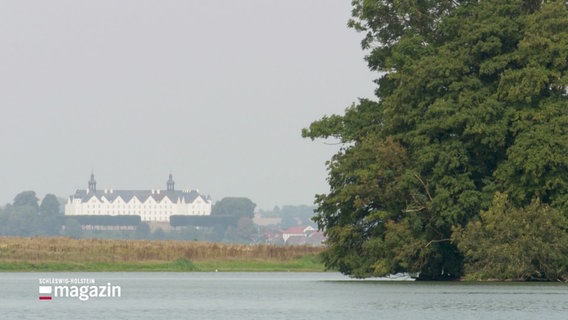 Die Aussicht vom Dorf Bosau auf das Schloss und den Plöner See. © Screenshot 