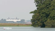 Die Aussicht vom Dorf Bosau auf das Schloss und den Plöner See. © Screenshot 