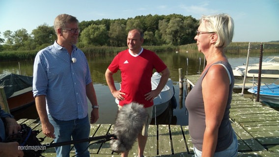 Das Dorfgeschichte-Team ist zu Besuch in der Feriensiedlung Hüttenkoppel am Malchiner See. © Screenshot 