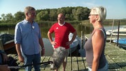 Das Dorfgeschichte-Team ist zu Besuch in der Feriensiedlung Hüttenkoppel am Malchiner See. © Screenshot 