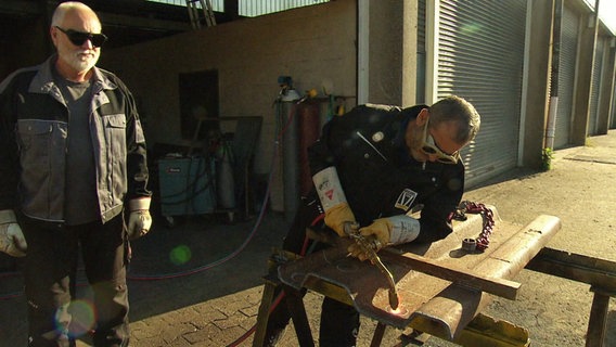 Kamiran Almahmoud arbeitet mit einer Schweißmaschine. © Screenshot 