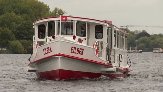 Der Alsterdampfer "Eilbek" fährt über die Hamburger Außenalster. © Screenshot 