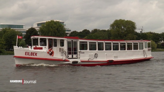 Das Alsterschiff "Eilbek" fährt auf der Hamburger Außenalster. © Screenshot 