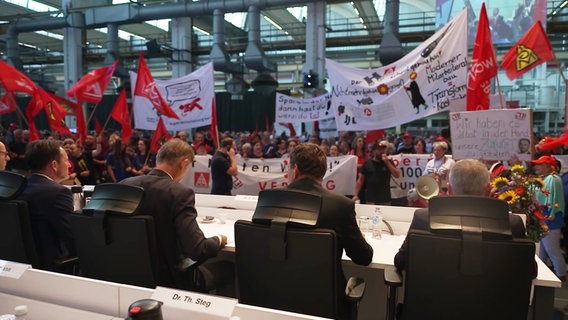 VW-Angestellte halten Protestplakate in die Höhe. © Screenshot 