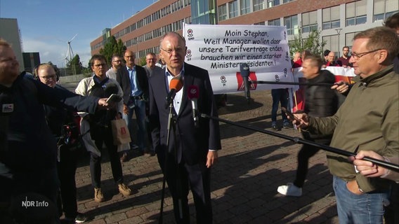 Ministerpräsident Weil am Mikrofon beim VW-Werk in Emden. © Screenshot 