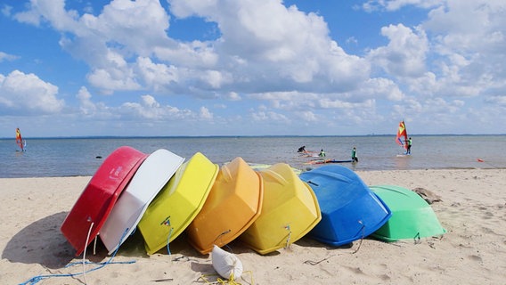 bunte Boote am Strand © Screenshot 