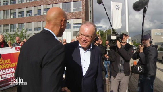 Ministerpräsident Weil beim VW-Werk in Emden, mit ihm ein Kamerateam. © Screenshot 