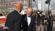 Ministerpräsident Weil beim VW-Werk in Emden, mit ihm ein Kamerateam. © Screenshot 