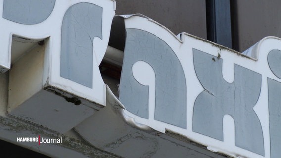 Das kaputte Schild der Praxis-Klinik in Mümmelmannsberg © Screenshot 