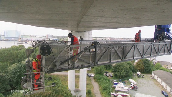 Prüfarbeiten an der Rügenbrücke. © Screenshot 