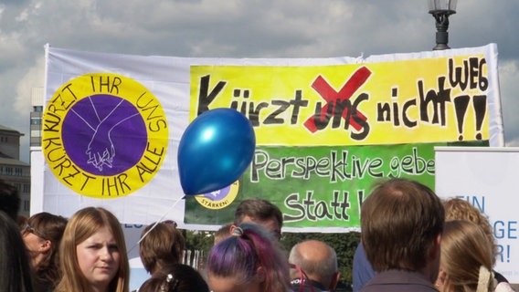 Eine Demonstration gegen die Kürzungen beim Freiwilligendiensten. © Screenshot 