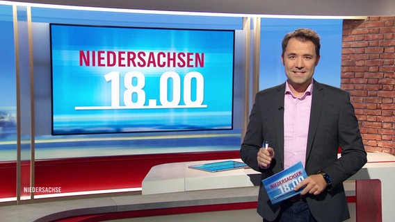 Moderator Johannes Avenarius im Studio von Niedersachsen 18.00. © Screenshot 