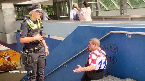 Die Stadteilpolizistin Manuela Klockmann am Bahnhof in Billstedt © Screenshot 