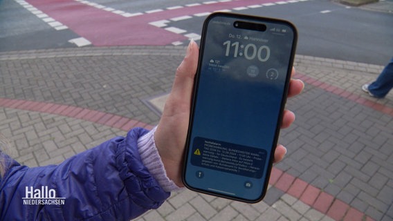 Ein Smartphone zeigt die Warnmeldung an. © Screenshot 