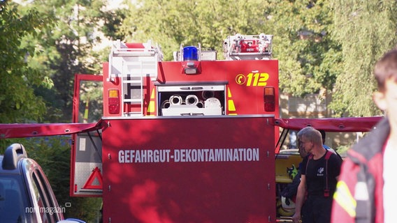 Ein Fahrzeug der Feuerwehr zur Gefahrgut-Dekontamination von hinten gefilmt. © Screenshot 