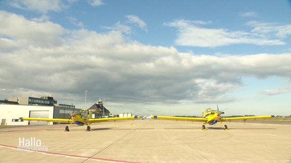 Zwei Löschflugzeuge stehen auf einem Flugplatz. © Screenshot 