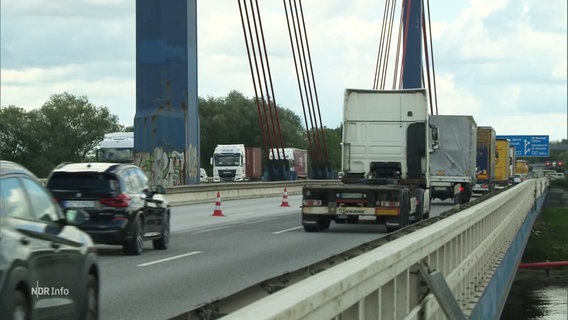 Autos fahren über die Nordelberbrücke in Hamburg. © Screenshot 