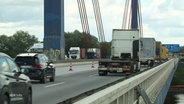 Autos fahren über die Nordelberbrücke in Hamburg. © Screenshot 