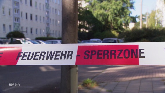 Ein rot-weißes Absperrband der Feuerwehr mit der Aufschrift: "Sperrzone". © Screenshot 