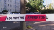 Ein rot-weißes Absperrband der Feuerwehr mit der Aufschrift: "Sperrzone". © Screenshot 