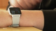 Ein Arm mit einer Smartwatch am Handgelenk. © Screenshot 