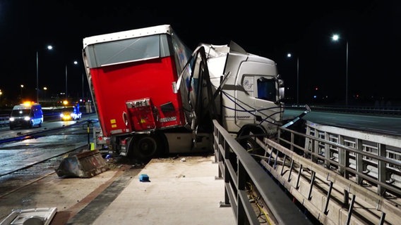 Die Zugmaschine des LKW verkeilte sich in der Baustellenleitplanke. © News5 